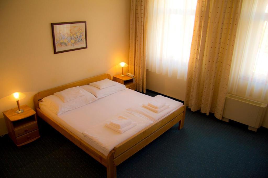 Nemethy Panzio Otel Debrecen Oda fotoğraf